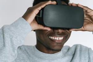 Lachend persoon met VR bril op
