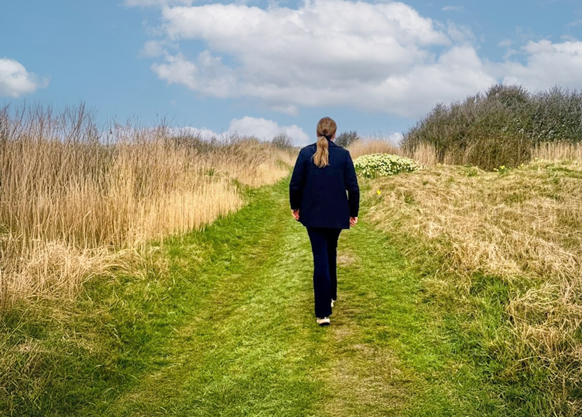 Alja in een groene omgeving