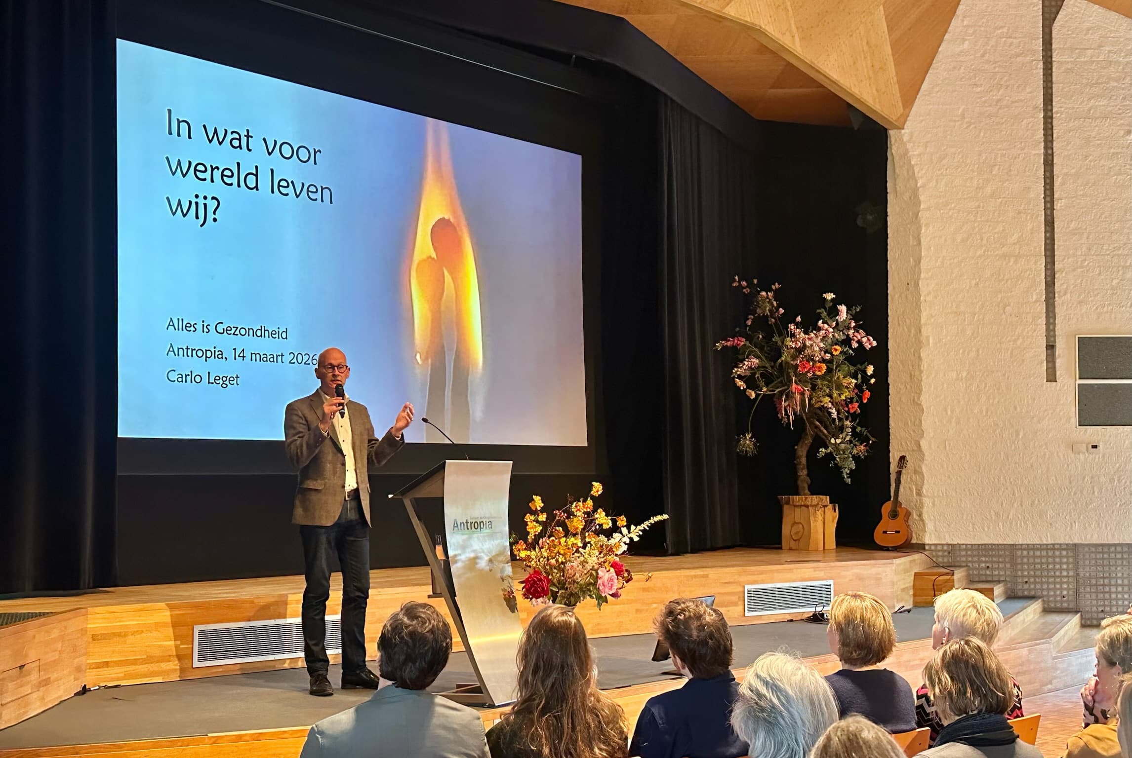 Een van de sprekers op het podium