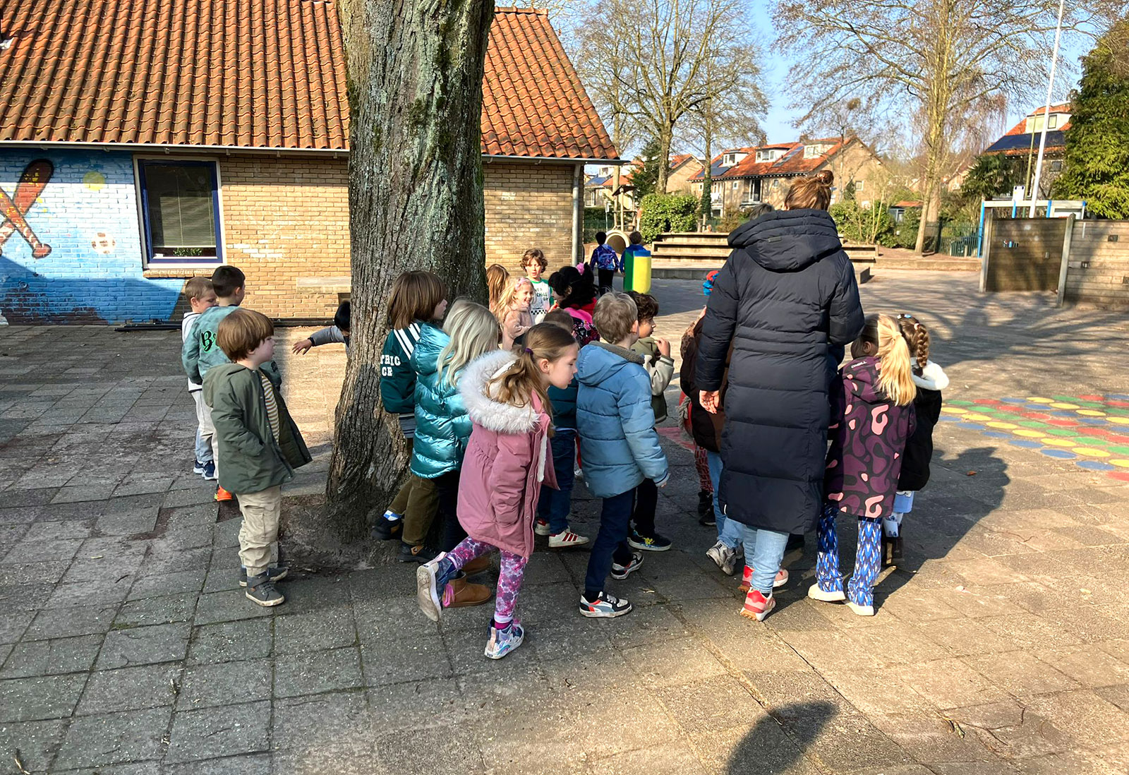 schoolklas buitenspelen