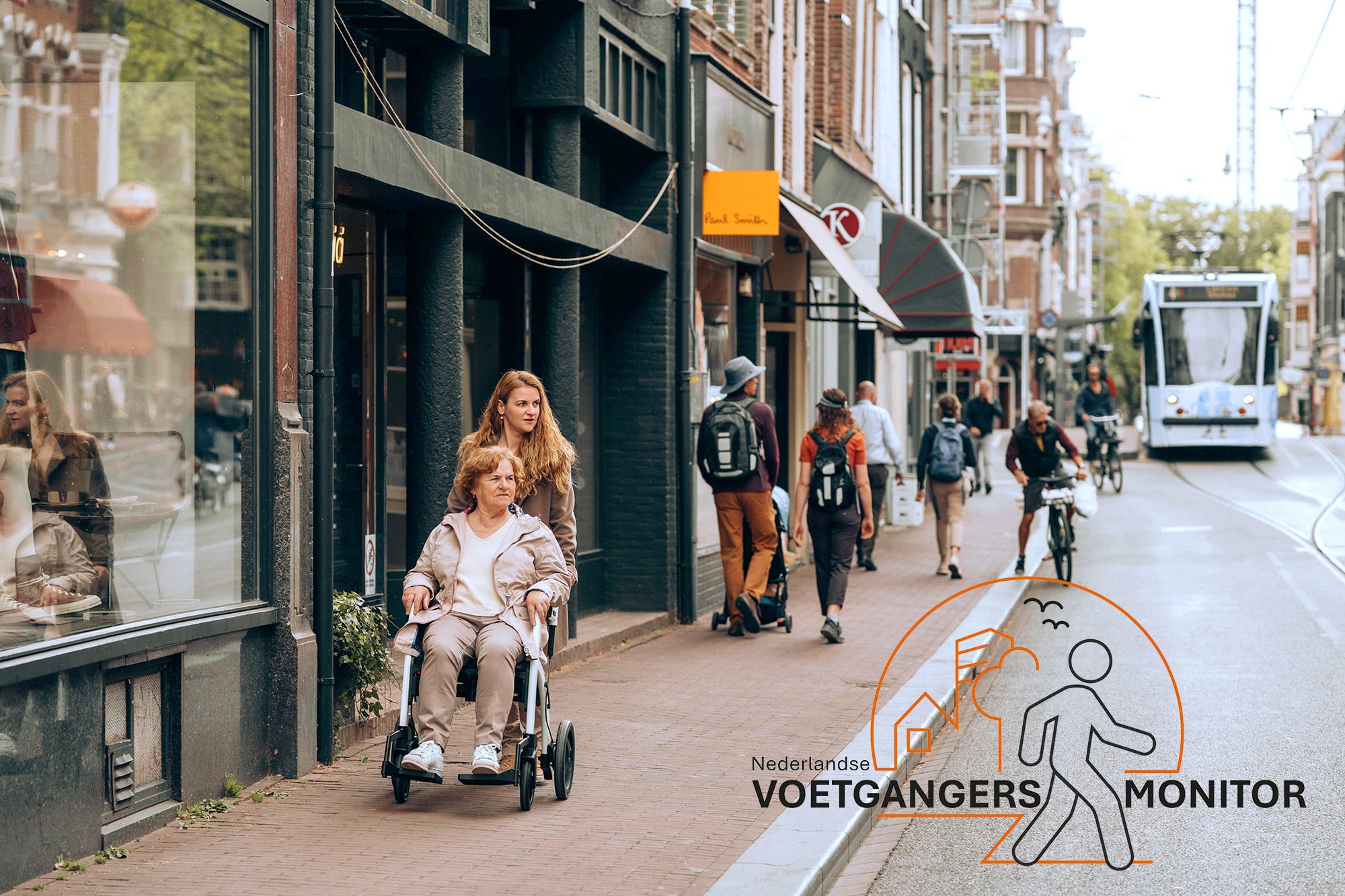 Een straat met voetgangers in Amsterdam